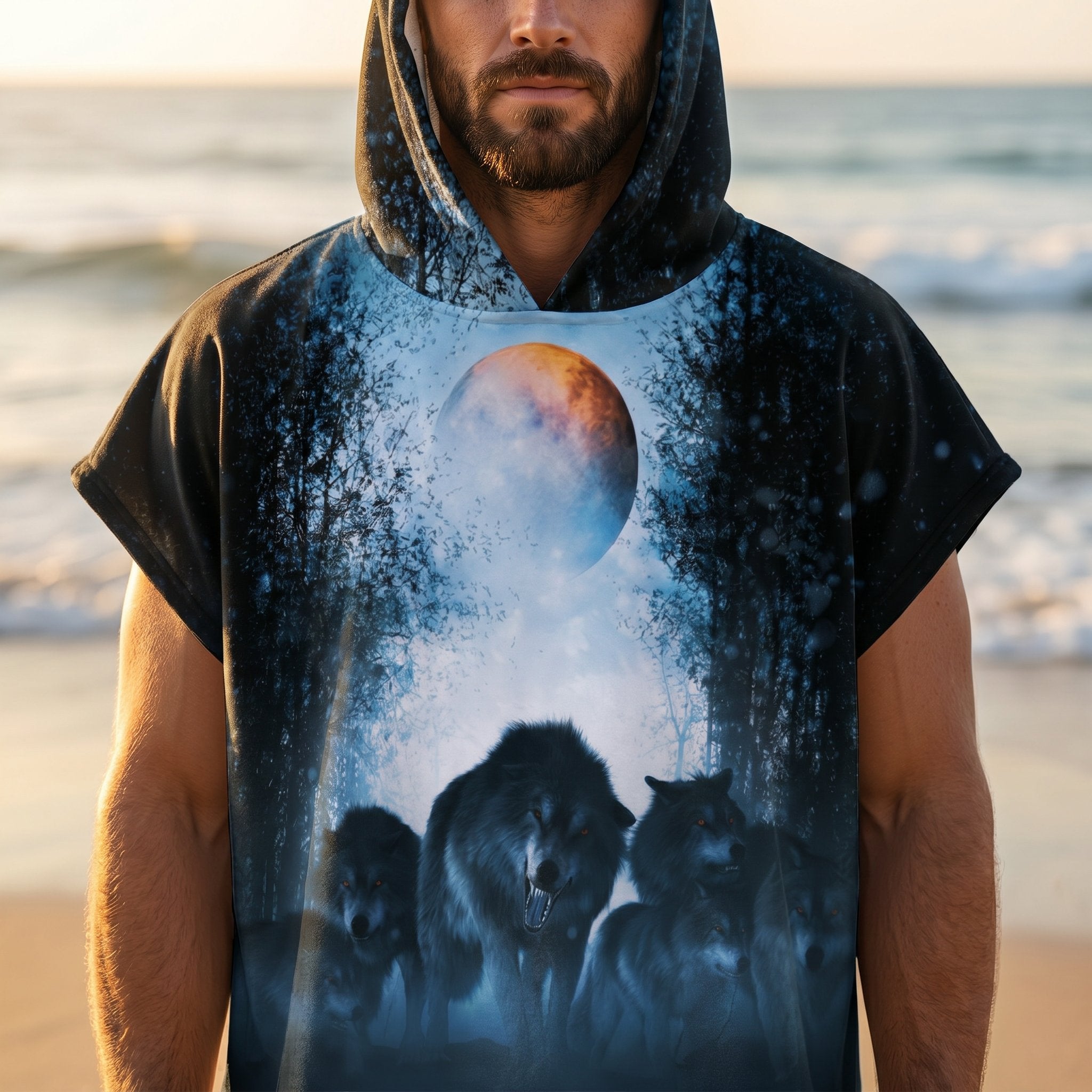 Poncho serviette a capuche motif meute de loups, porté par un homme, gros plan sur le haut du motif et son visage.