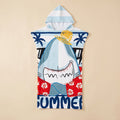 Poncho serviette à capuche motif requin hawaïen, posé à plat sur un fond uni beige.