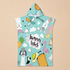 Poncho serviette a capuche motif Stickers d'été, présenté à plat sur un fond uni.
