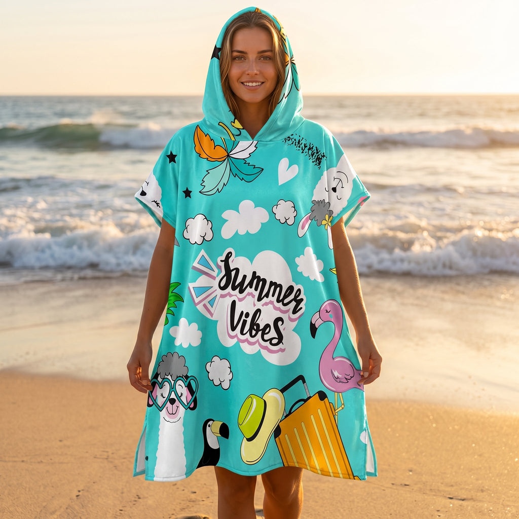 Poncho serviette a capuche motif Stickers d'été, porté par une femme souriante sur la plage.