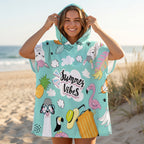 Poncho serviette a capuche motif Stickers d'été, porté par une femme souriante ajustant sa capuche.