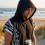 Poncho serviette a capuche motif vague noir et blanc, gros plan sur la capuche et le motif du tissu.