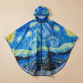 Poncho de pluie à capuche motif Ciel étoilé, posé à plat sur un fond uni, montrant l'avant du vêtement.