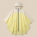 Poncho de pluie à capuche crème et jaune, présenté à plat sur un fond uni, vue de face.