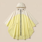 Poncho de pluie à capuche crème et jaune, présenté à plat sur un fond uni, vue de face.