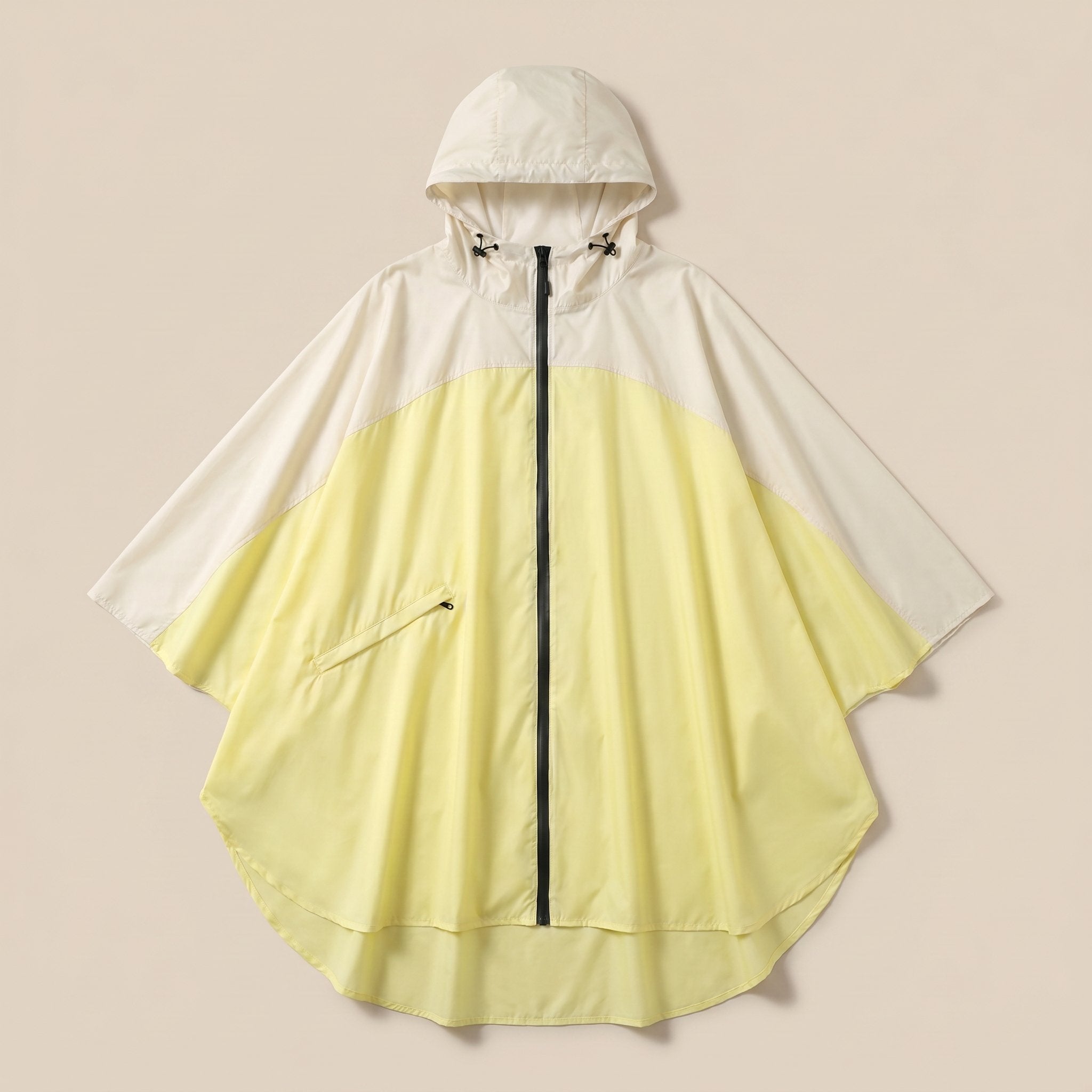 Poncho de pluie à capuche crème et jaune, présenté à plat sur un fond uni, vue de face.