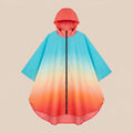 Poncho de pluie à capuche dégradé ciel et corail, présenté à plat sur un fond uni, vu de face.