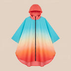 Poncho de pluie à capuche dégradé ciel et corail, présenté à plat sur un fond uni, vu de face.