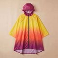 Poncho de pluie à capuche dégradé soleil, présenté à plat sur un fond uni clair.