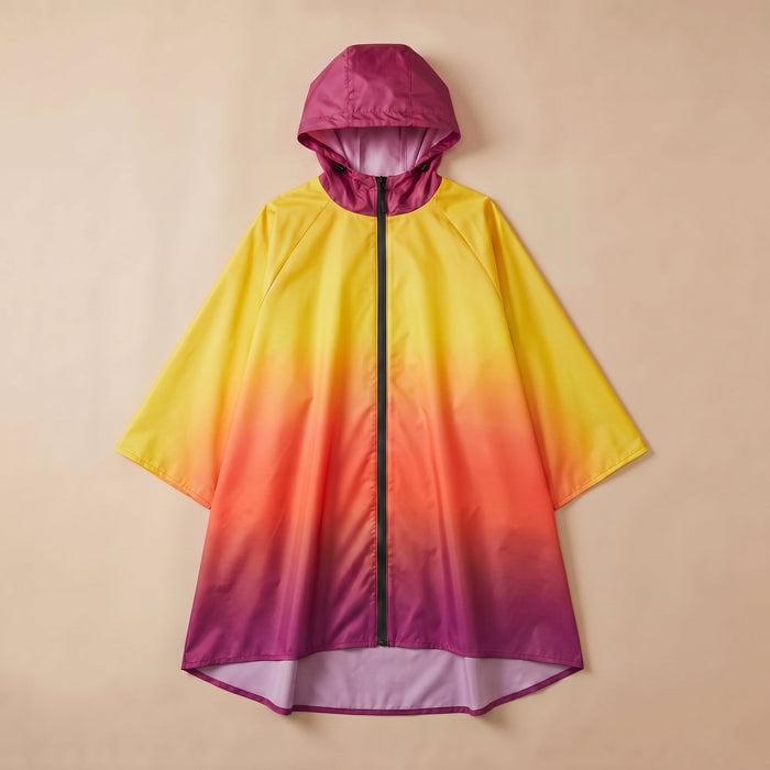 Poncho de pluie à capuche dégradé soleil, présenté à plat sur un fond uni clair.