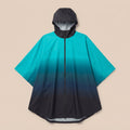 Poncho de pluie à capuche dégradé turquoise et nuit, présenté à plat sur un fond uni.