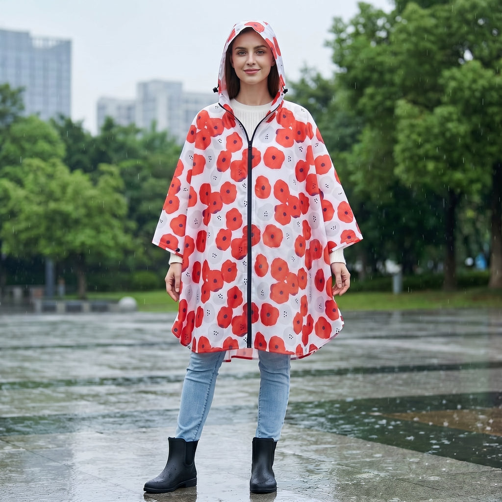 Poncho de pluie à capuche femme à fleurs porté de face par une femme souriante