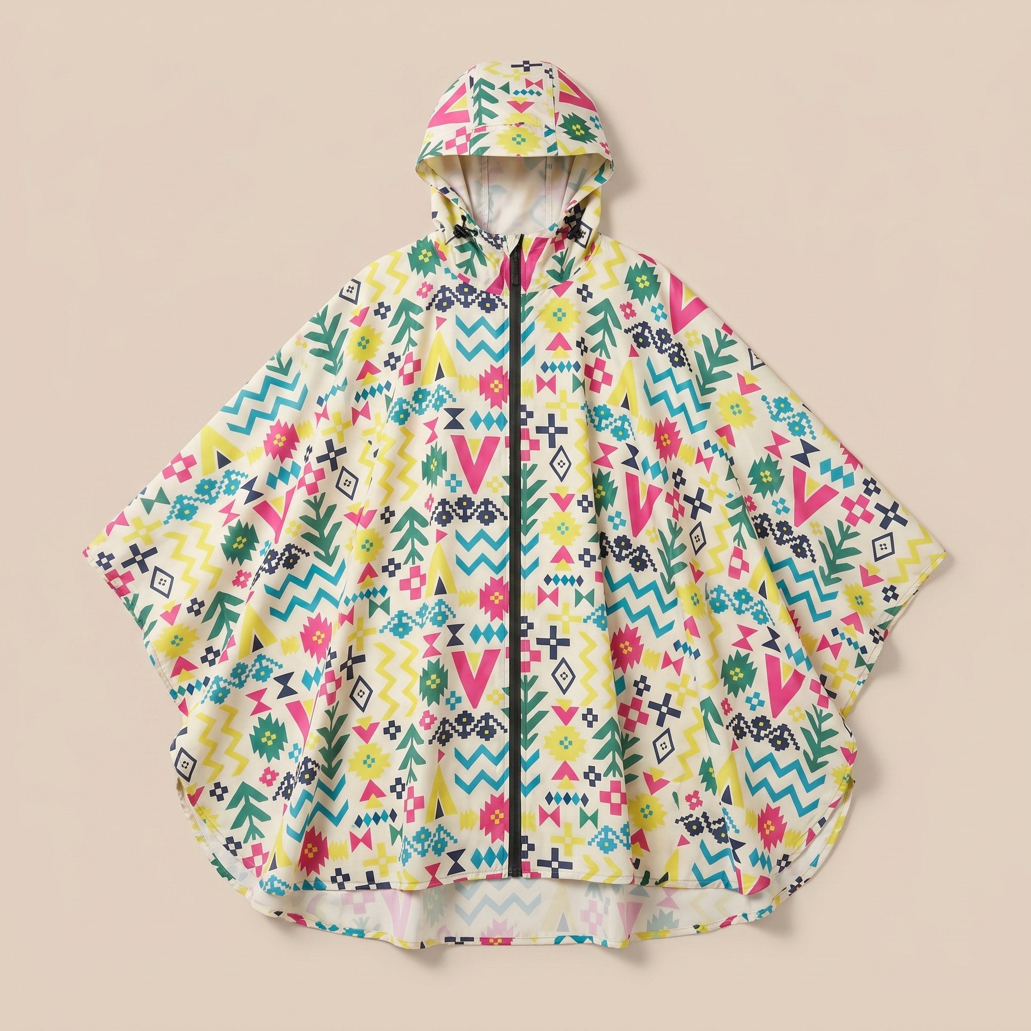 Poncho de pluie à capuche motifs multicolores, posé à plat, vue de face sur fond uni.