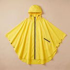 Poncho de pluie à capuche jaune uni, présenté à plat sur un fond clair, vue de dessus.
