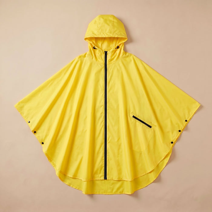 Poncho de pluie à capuche jaune uni, présenté à plat sur un fond clair, vue de dessus.