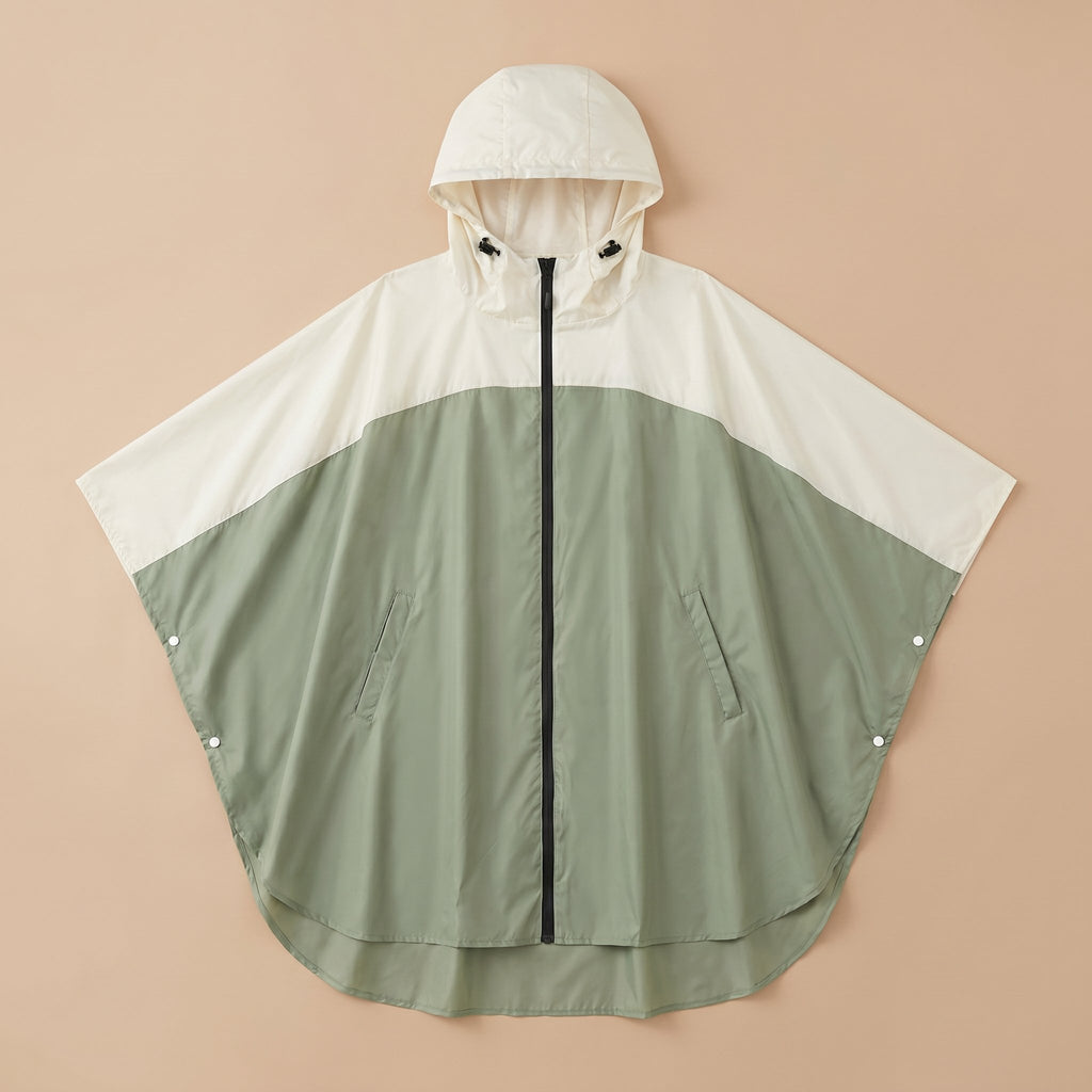 Poncho de pluie à capuche kaki et crème, présenté à plat sur un fond uni.