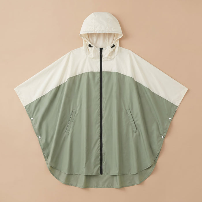 Poncho de pluie à capuche kaki et crème, présenté à plat sur un fond uni.