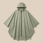 Poncho de pluie à capuche kaki uni, présenté à plat sur un fond neutre, vue de face.