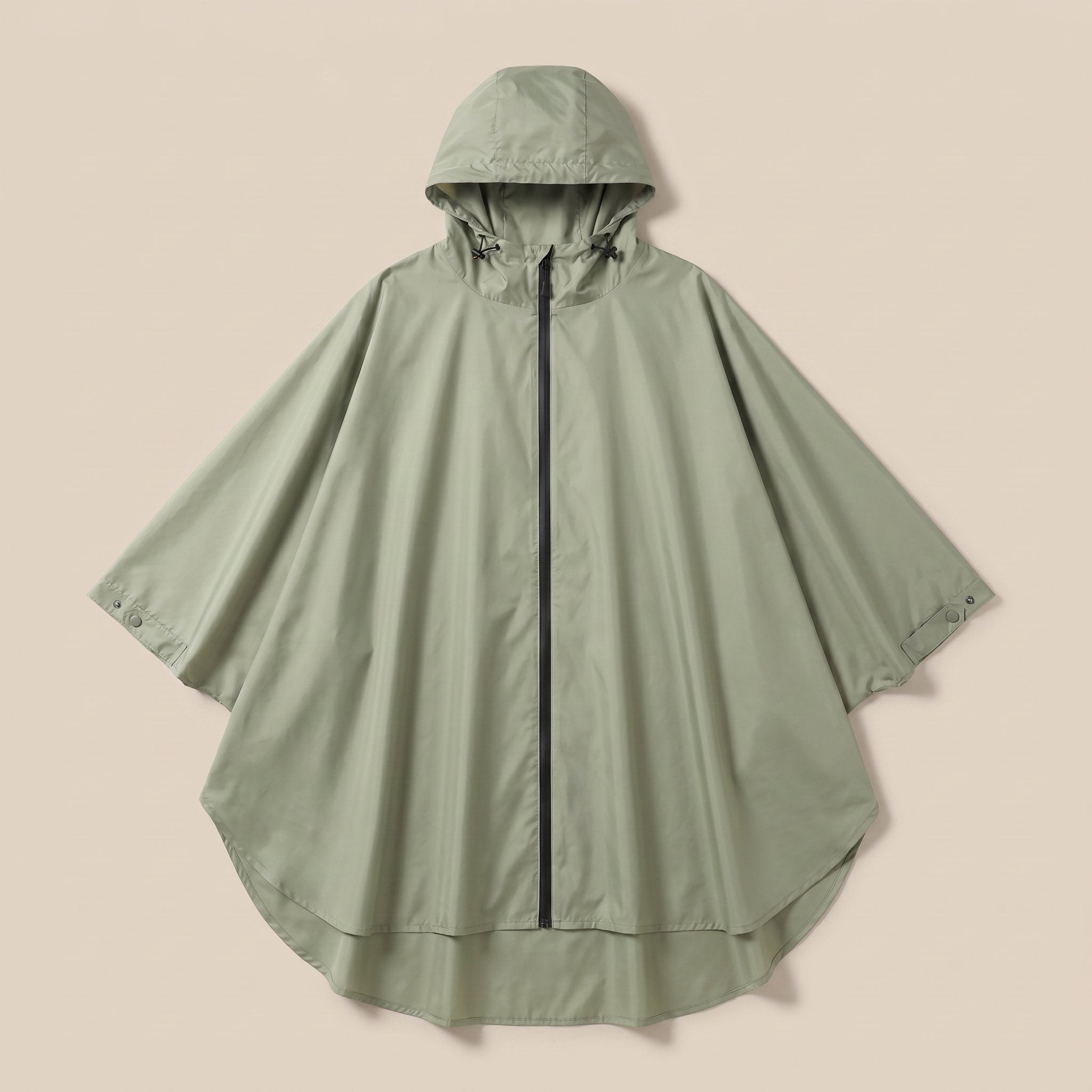 Poncho de pluie à capuche kaki uni, présenté à plat sur un fond neutre, vue de face.