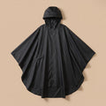 Poncho de pluie à capuche noir uni, présenté à plat sur un fond beige clair.