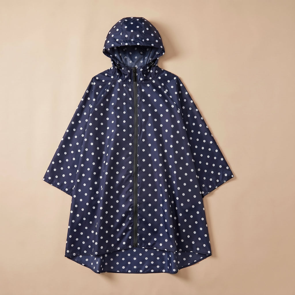 Poncho de pluie à capuche motif Pois marine, présenté à plat sur un fond uni.