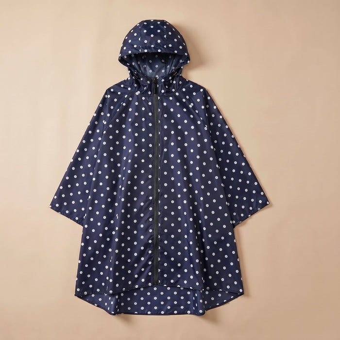 Poncho de pluie à capuche motif Pois marine, présenté à plat sur un fond uni.