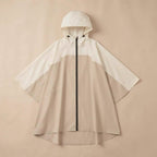 Poncho de pluie à capuche sable uni, présenté à plat sur un fond neutre, vue de face.