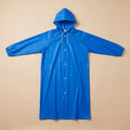 Poncho de pluie long bleu roi, présenté à plat sur un fond uni, vue de face.