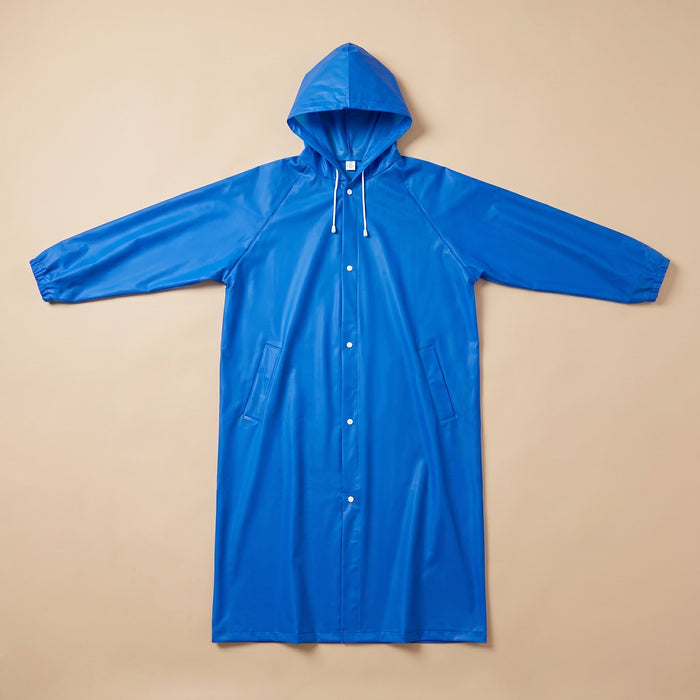 Poncho de pluie long bleu roi, présenté à plat sur un fond uni, vue de face.