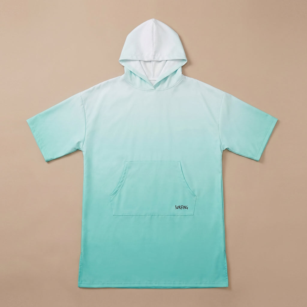 Poncho serviette à capuche dégradé menthe, présenté à plat sur un fond uni.