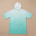 Poncho serviette à capuche dégradé menthe, présenté à plat sur un fond uni.
