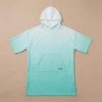 Poncho serviette à capuche dégradé menthe, présenté à plat sur un fond uni.