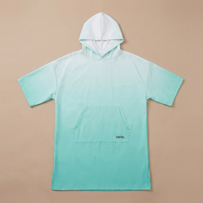 Poncho serviette à capuche dégradé menthe, présenté à plat sur un fond uni.