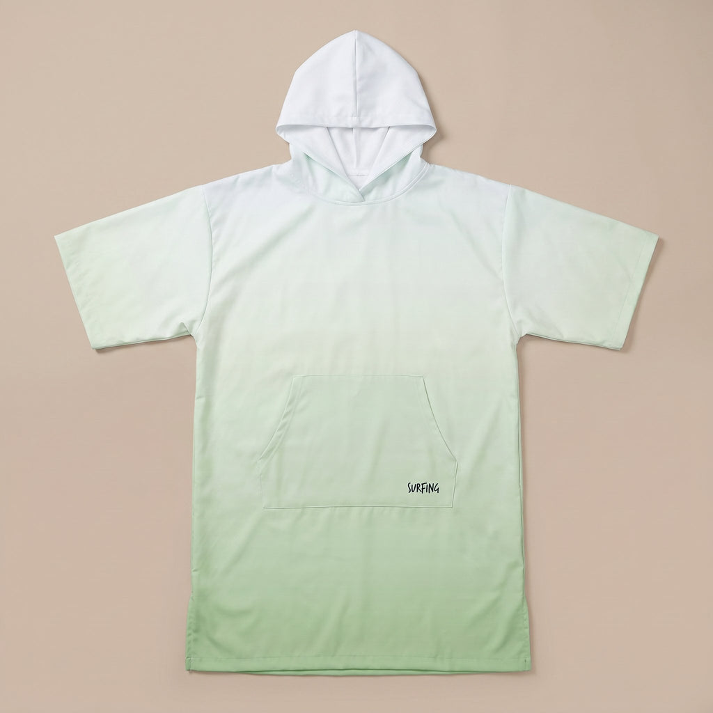 Poncho serviette à capuche dégradé menthe, vu de face avec sa poche kangourou.