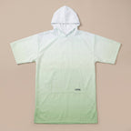 Poncho serviette à capuche dégradé menthe, vu de face avec sa poche kangourou.