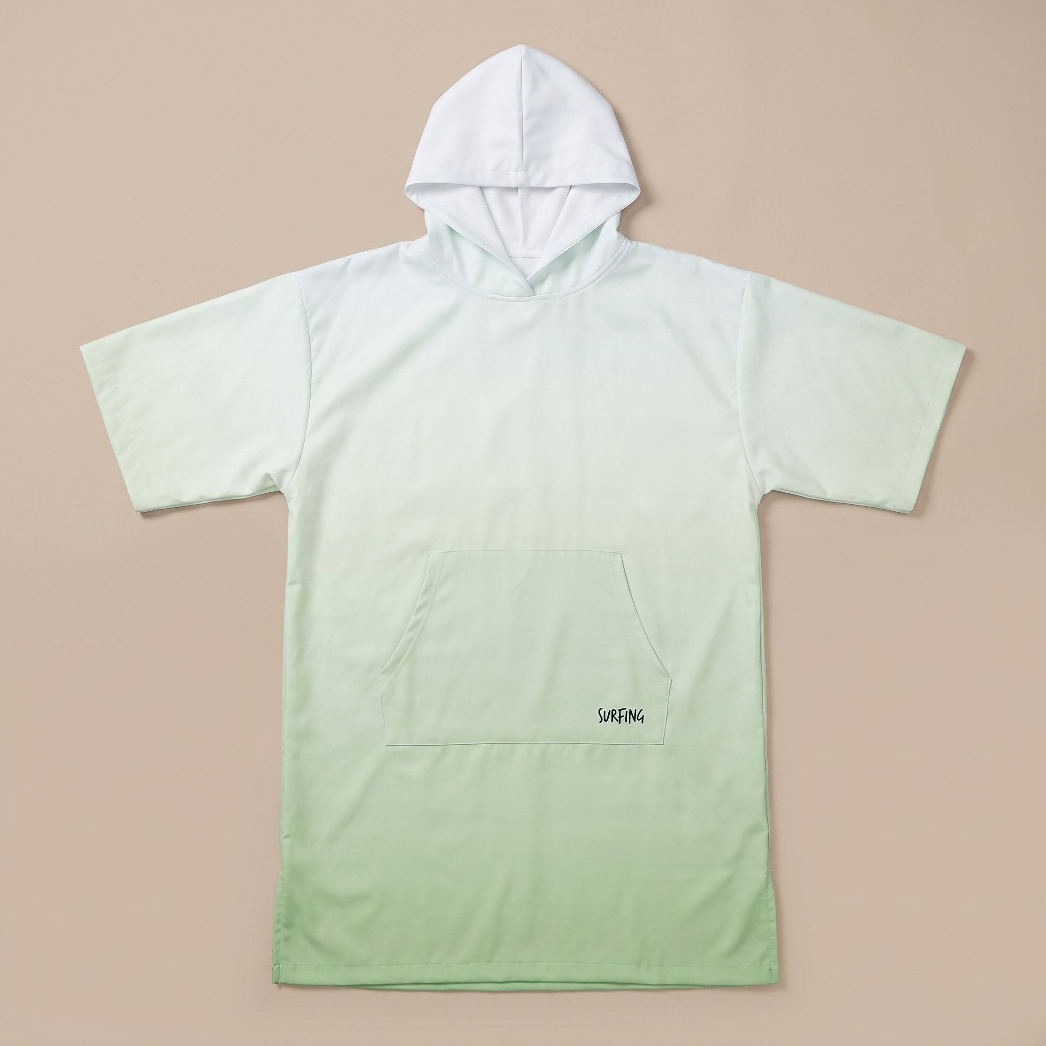 Poncho serviette à capuche dégradé menthe, vu de face avec sa poche kangourou.