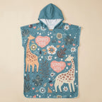 Poncho serviette a capuche motif girafes d'été, présenté à plat pour une vue d'ensemble du design.
