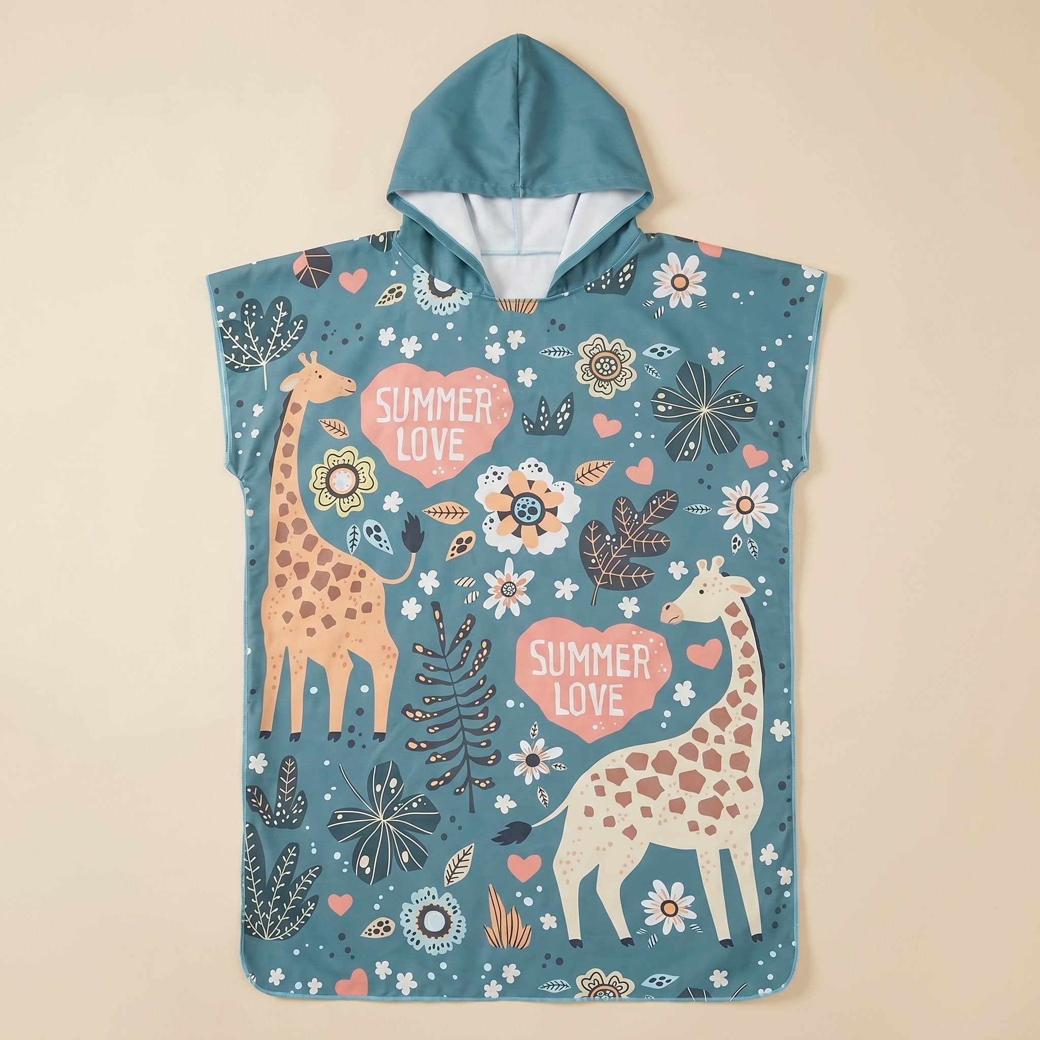 Poncho serviette a capuche motif girafes d'été, présenté à plat pour une vue d'ensemble du design.