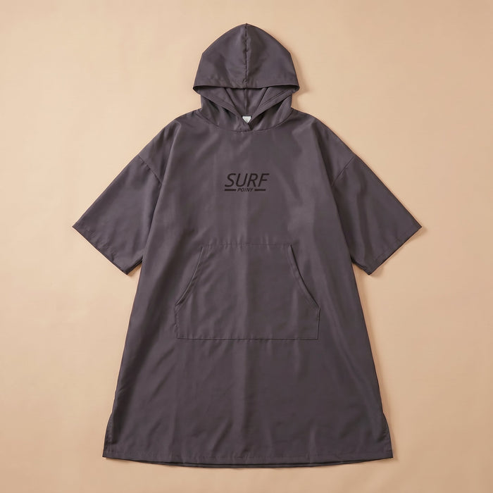 Poncho de surf à capuche taupe uni, présenté à plat sur un fond clair, vue de face.