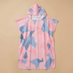 Poncho de surf à capuche · Triangles, motif géométrique rose et bleu clair, présenté à plat sur un fond uni beige.