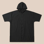 Poncho serviette à capuche noir uni zippé, présenté à plat sur un fond clair.