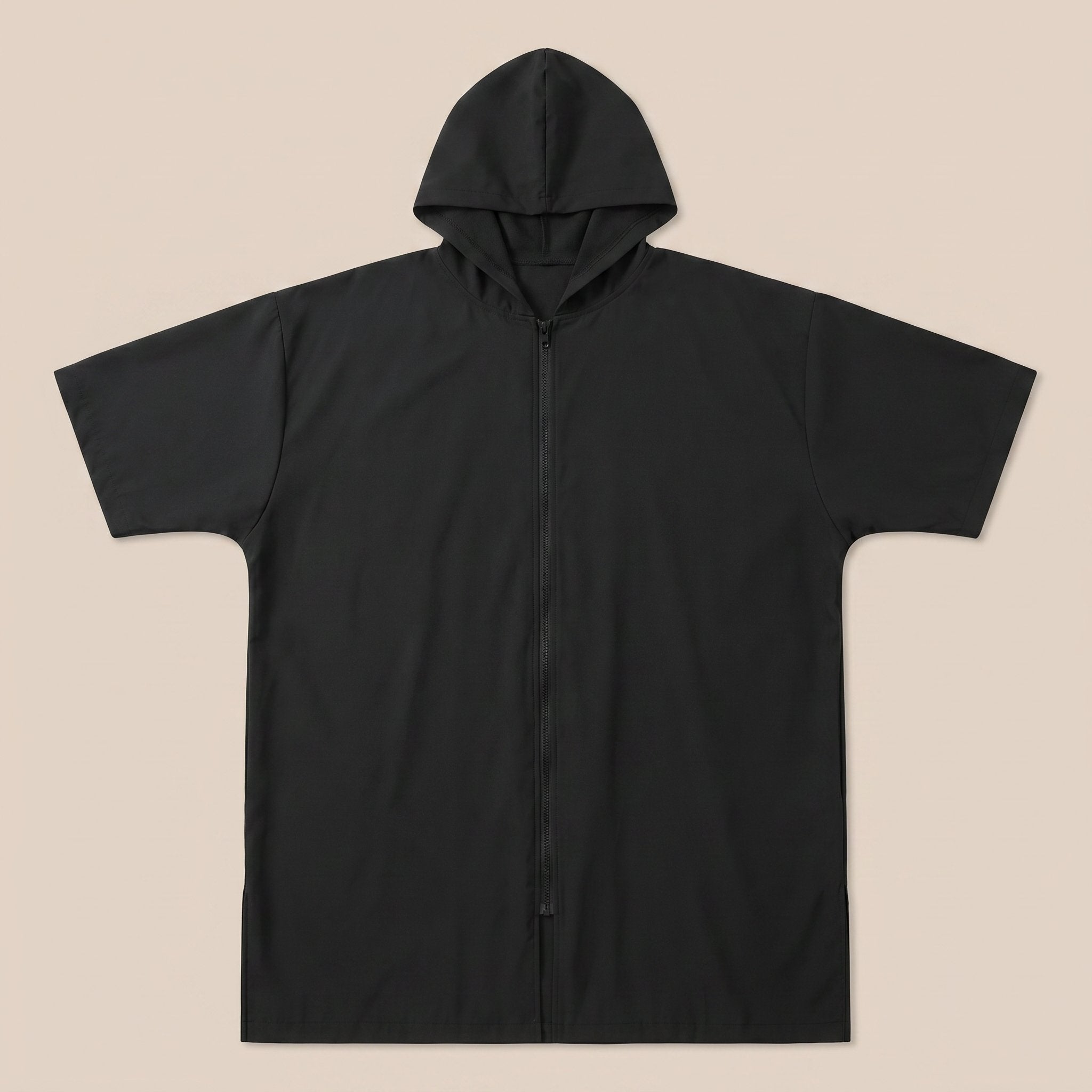 Poncho serviette à capuche noir uni zippé, présenté à plat sur un fond clair.