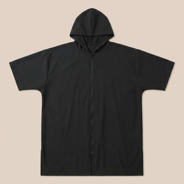 Poncho serviette à capuche noir uni zippé, présenté à plat sur un fond clair.