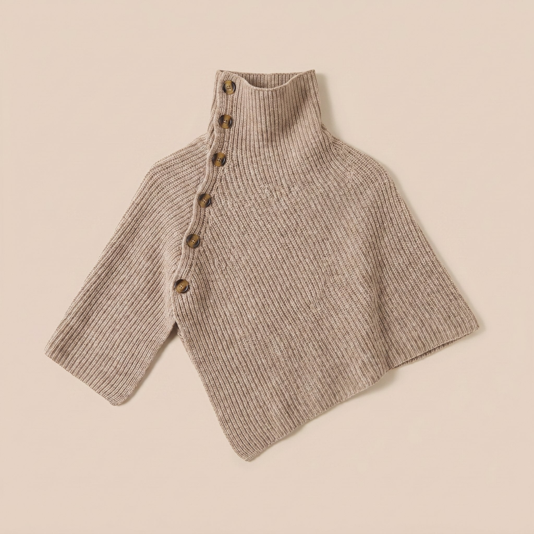 Poncho en laine femme beige, avec col montant et boutons, vue de dessus sur un fond clair.