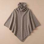 Poncho en laine femme col roulé beige clair, vu de face sur un fond neutre.