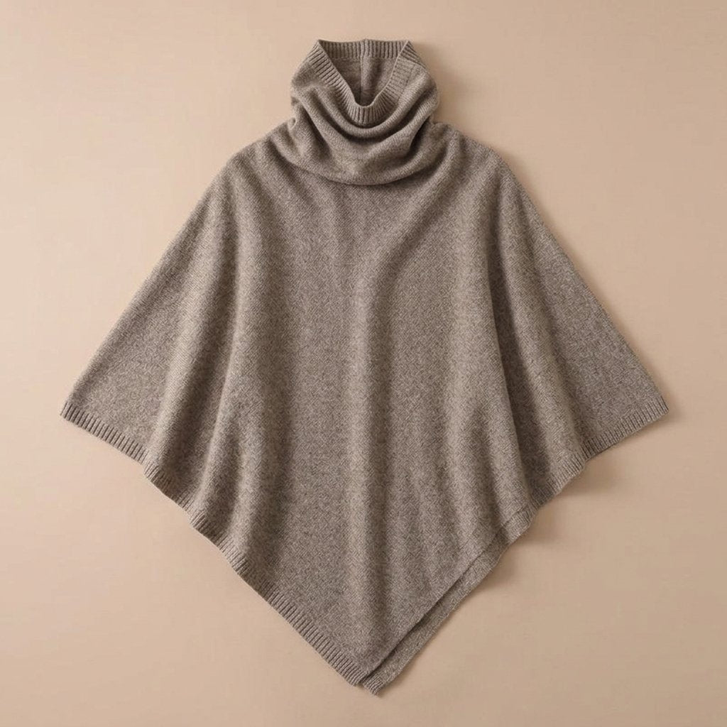 Poncho en laine femme col roulé beige clair, vu de face sur un fond neutre.