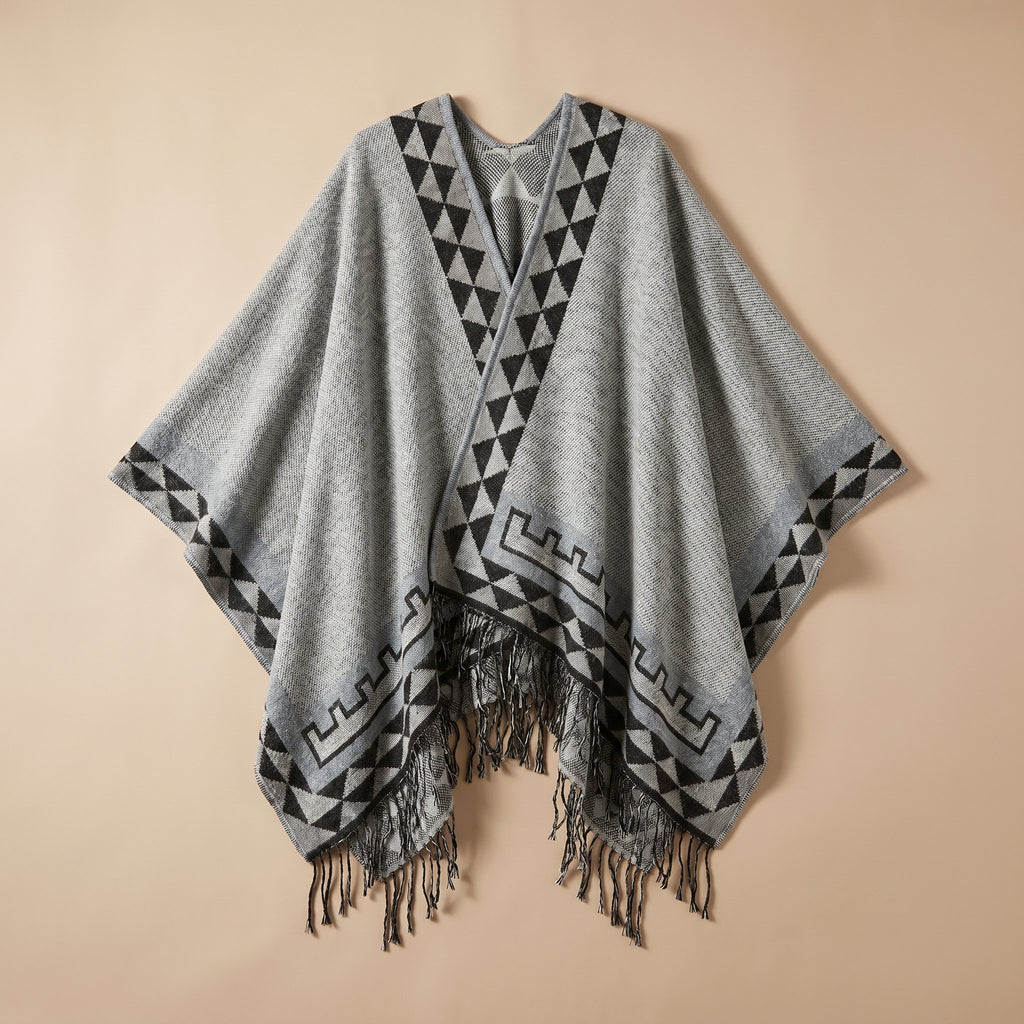Poncho femme chaud à motif aztèque et franges gris clair, avec motifs géométriques noirs et franges sombres, à plat