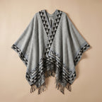 Poncho femme chaud à motif aztèque et franges gris clair, avec motifs géométriques noirs et franges sombres, à plat