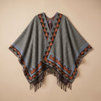 Poncho femme chaud à motif aztèque et franges gris, avec motifs géométriques orange et bleus, présenté à plat