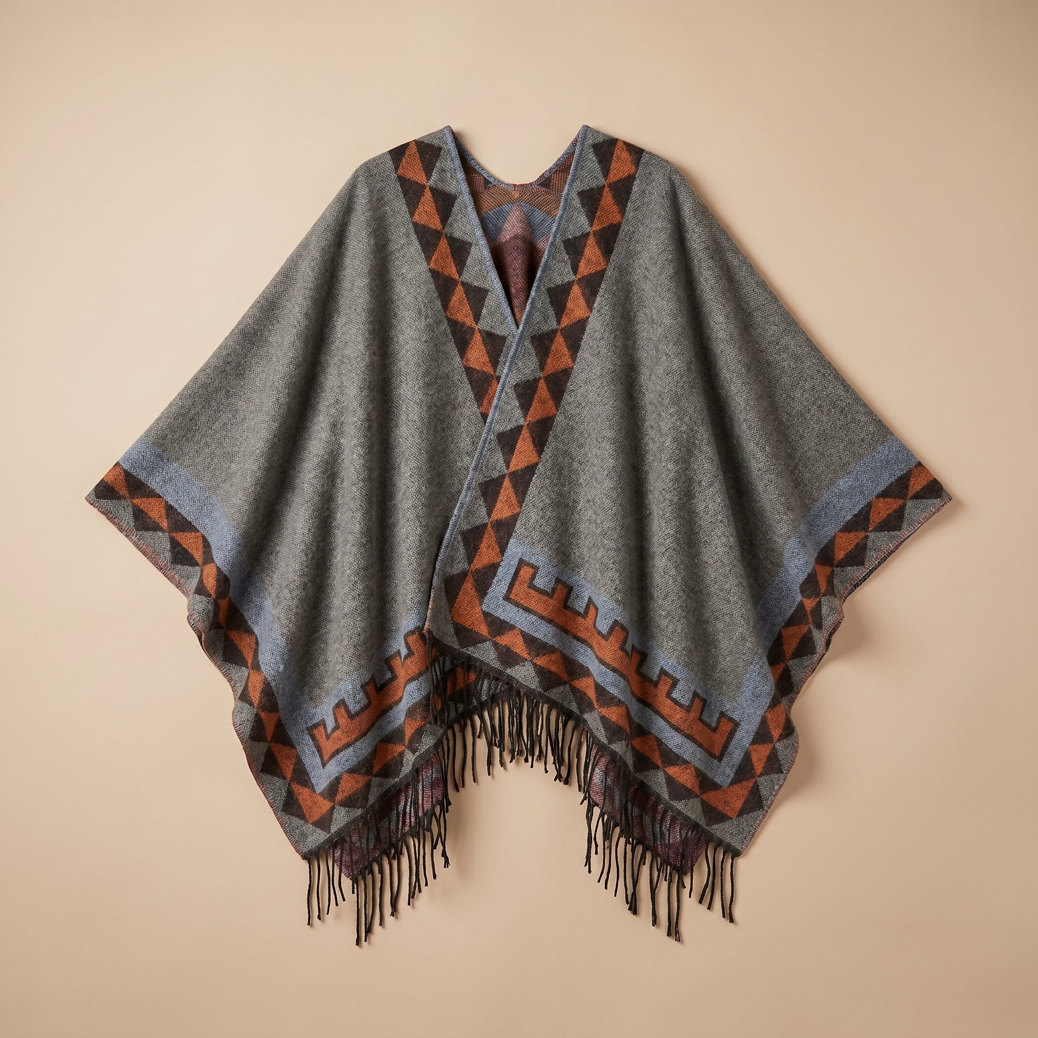 Poncho femme chaud à motif aztèque et franges gris, avec motifs géométriques orange et bleus, présenté à plat